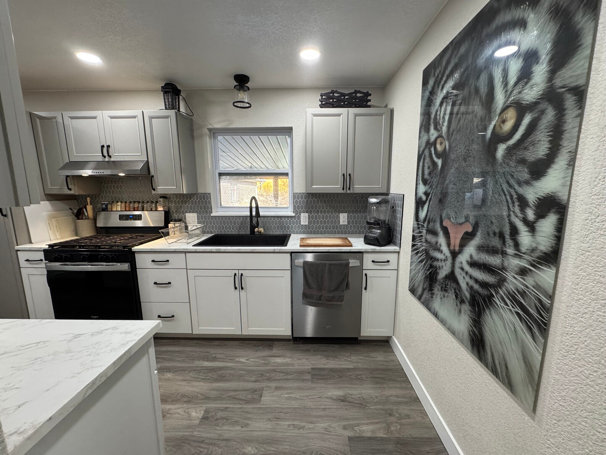 Building Photo - 7860 Linda Cir