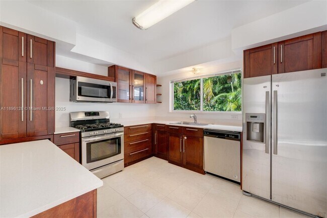 Building Photo - 520 W 51st Terrace