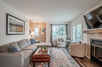Building Photo - Spacious 3BD, 3BA Lakewood Townhome with F...