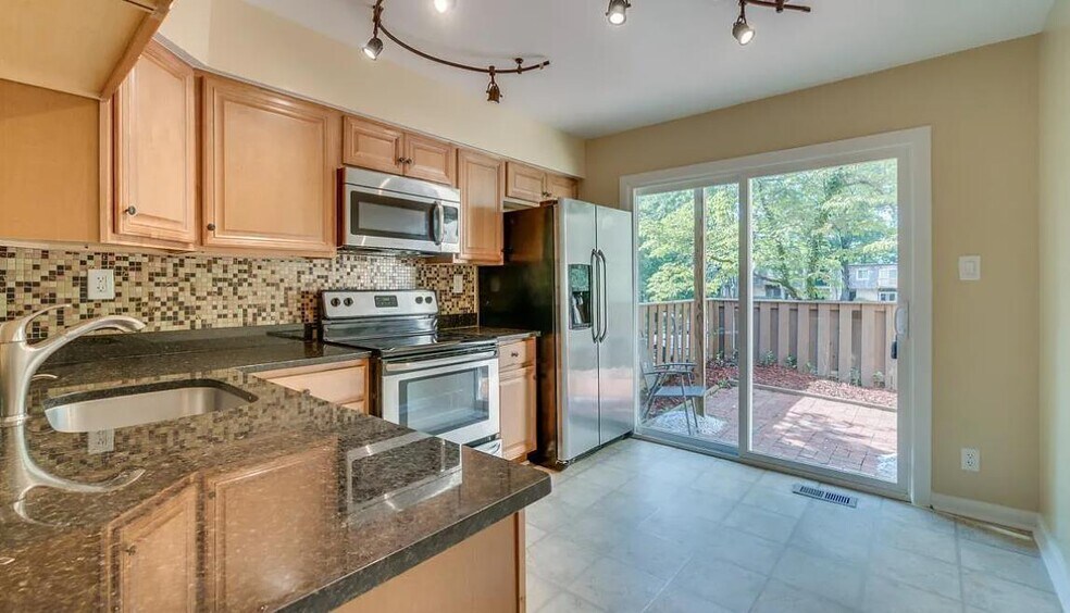 Building Photo - 1669 Valencia Way