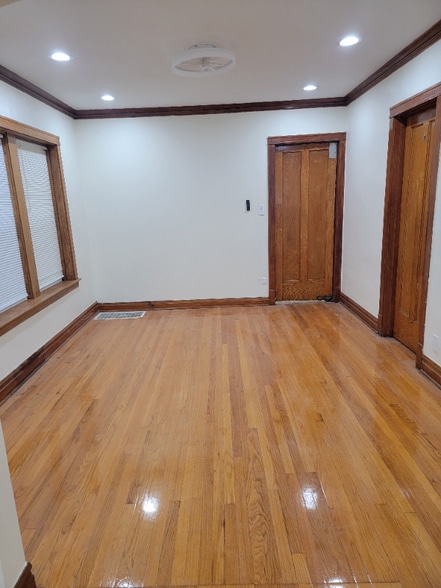 Building Photo - 4830 W Oakdale Ave