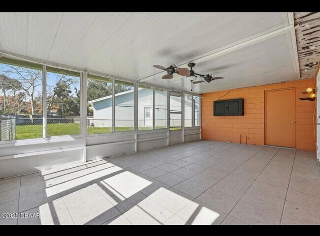 Building Photo - 3 Bedroom with Florida Room and Shed Available Now - Daytona Beach