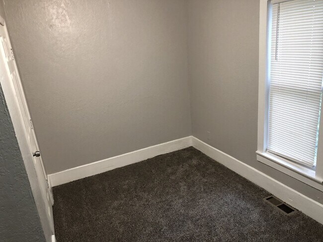 Building Photo - 2 Bed, 1 Bath, BONUS ROOM!!