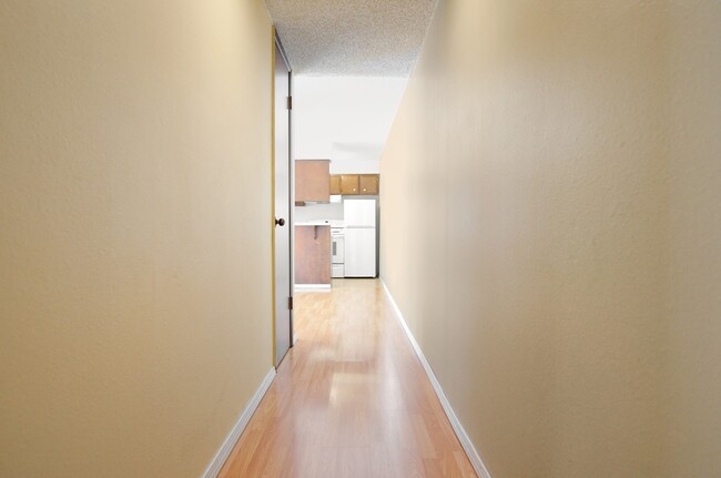 Building Photo - Spacious Loft-Style Unit Across from Fairw...