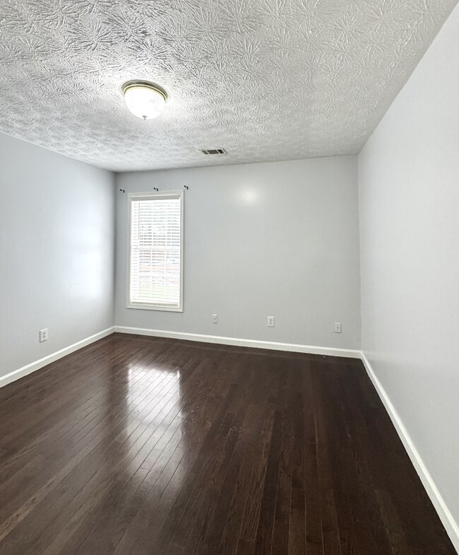 Building Photo - 675 Manor Glen Dr