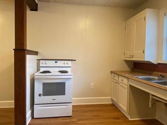 Building Photo - CUTE 2 BEDROOM