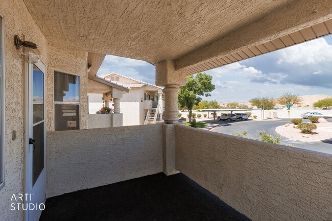 Building Photo - Beautiful upstairs 2-bedroom, 2-bathroom apartment
