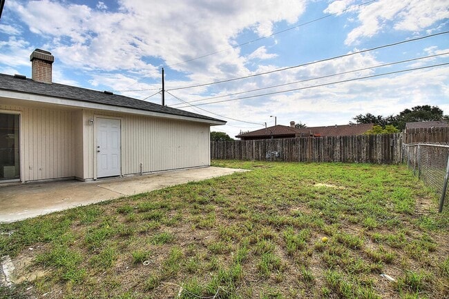 Building Photo - 2202 Saxony Dr
