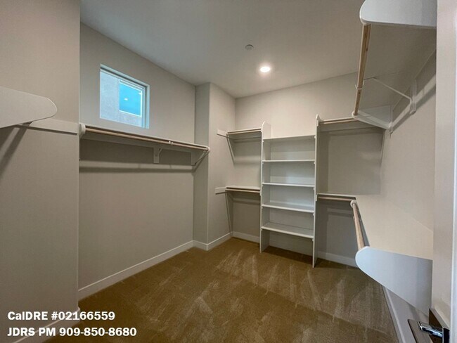 Building Photo - Lake Forest 3 Bedroom Home