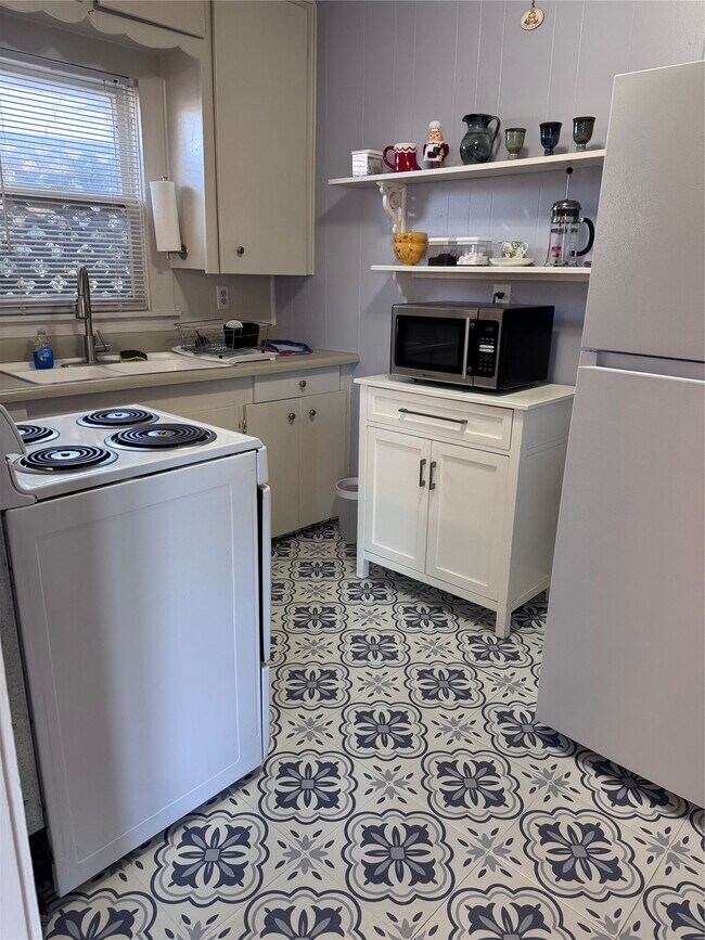 Building Photo - 308 E 23rd St