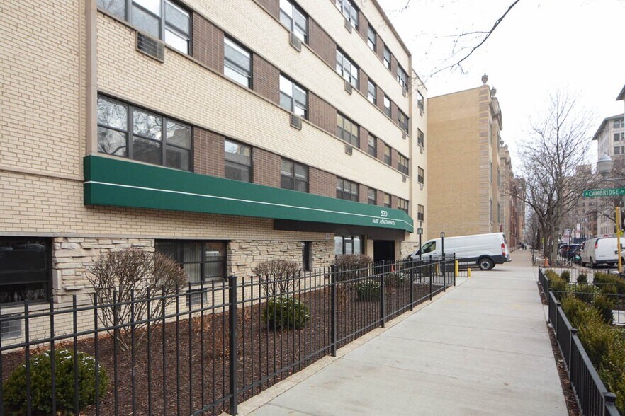 Primary Photo - 535 W Surf St