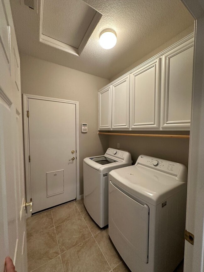 Building Photo - Cute single story home with 3 bedrooms, 2 ...