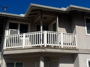 Building Photo - Highly Desired 2 bedroom, 1 bath, 2 parkin...
