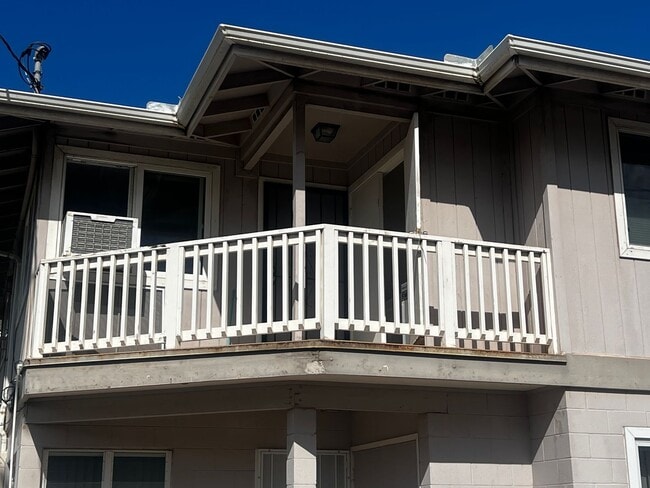 Primary Photo - Highly Desired 2 bedroom, 1 bath, 2 parkin...