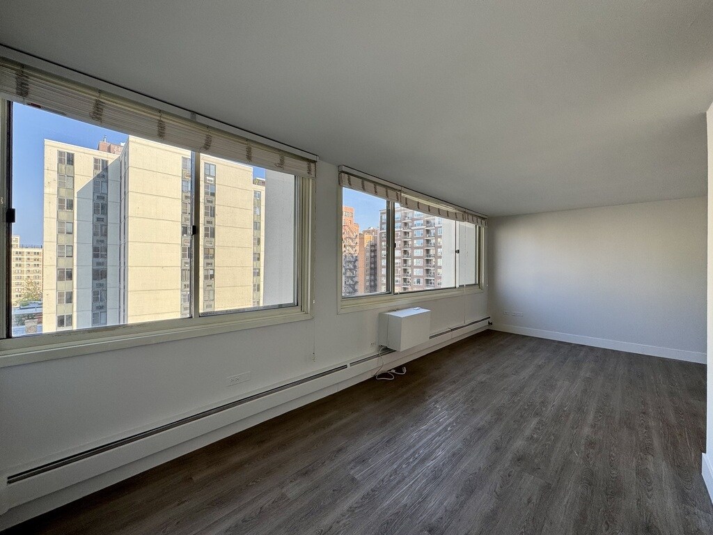 Building Photo - 1349 N Dearborn St