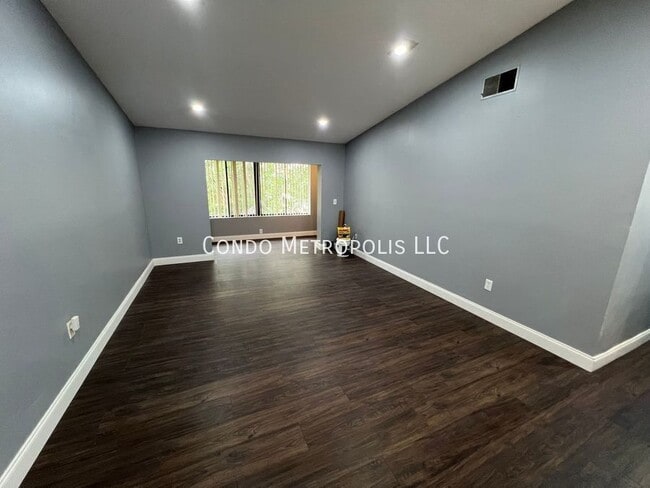 Building Photo - 5039 Vineland Rd