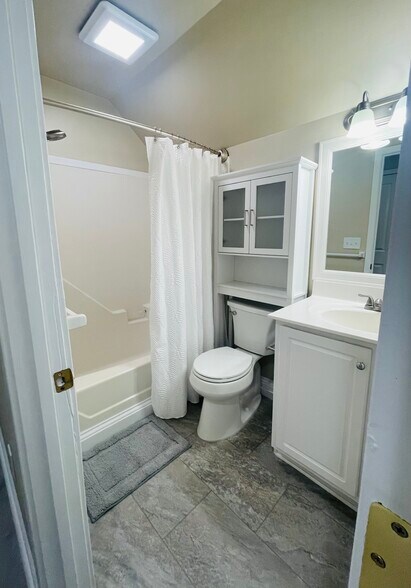 Upstairs Bath - 101 Lumina Ave N