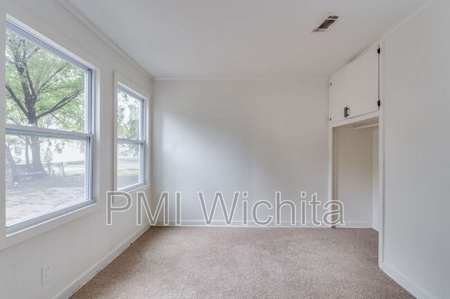 Building Photo - 4311 E Lincoln St