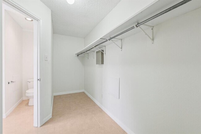 Building Photo - 2703 Vinson Ct