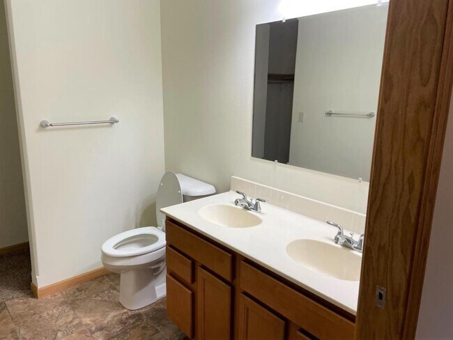 Building Photo - 623 S Cherry Ln