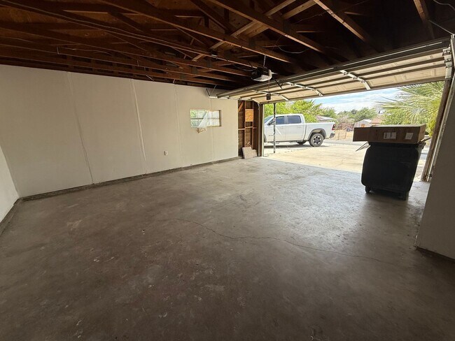 Building Photo - Victorville - 3 Bedrooms, 2 Bathrooms, New Paint, New Blinds, Tile Floors