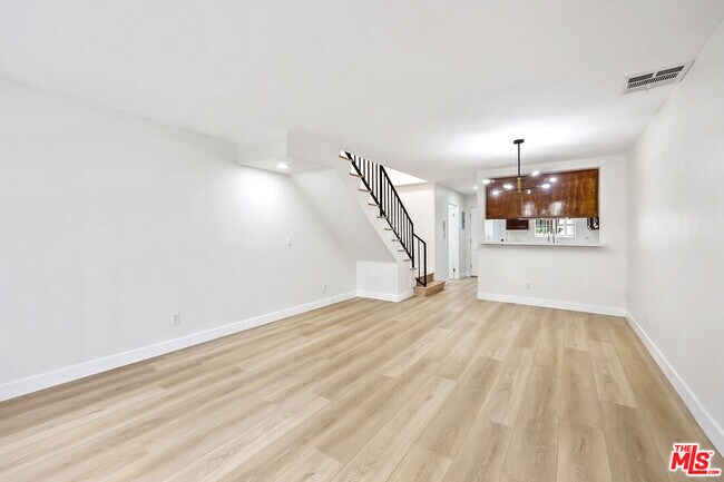 Building Photo - 10128 Hillhaven Ave