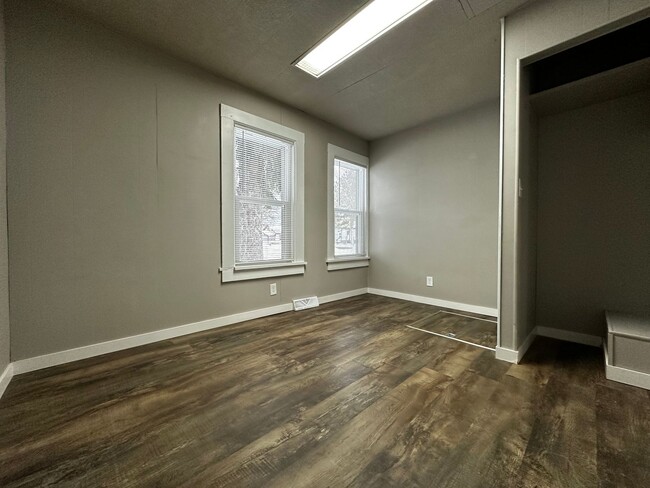 Building Photo - Recently Renovated 3 Bedroom 1 Bath Single...