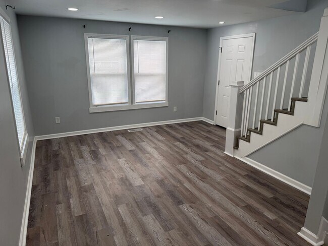 Building Photo - 2-Bedroom, 1 Bath Single Family for Rent in Middletown , OH|  Modern Kitchen