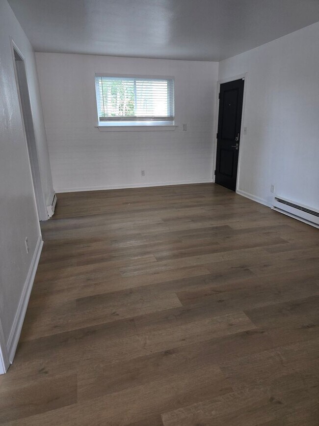Building Photo - 1026 Little Bay Ave