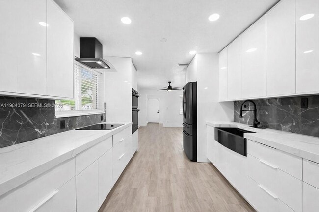 Building Photo - 5721 SW 38th Ct