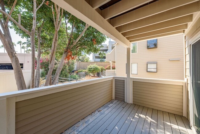 Building Photo - Convenient, Spacious Townhome for Rent in ...