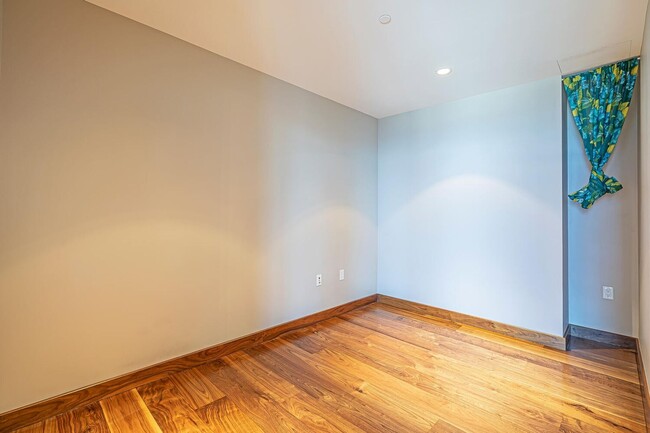 Building Photo - ONE Ala  Moana 1802 - Most Desirable Floor...