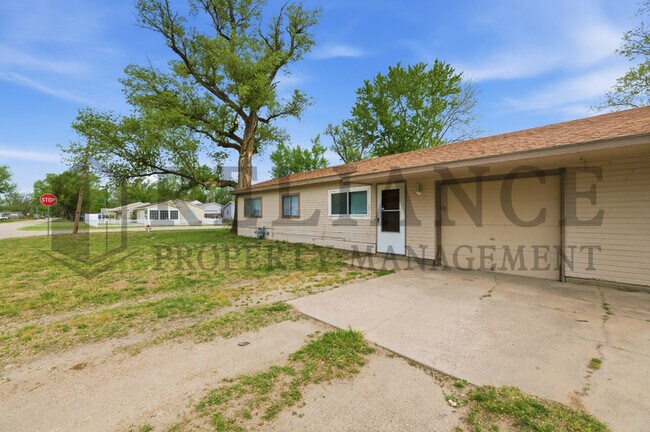 Building Photo - 5026 W Newell St