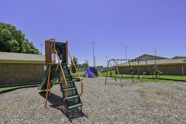 Building Photo - 200 Daniels Dr