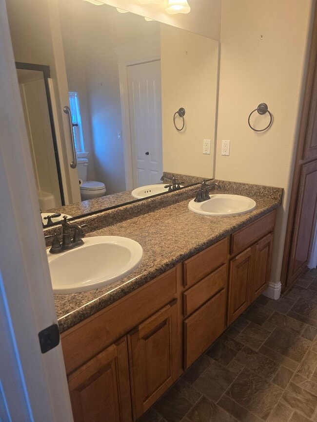 Building Photo - 3 bed 2 bath Home for Rent in Grants Pass