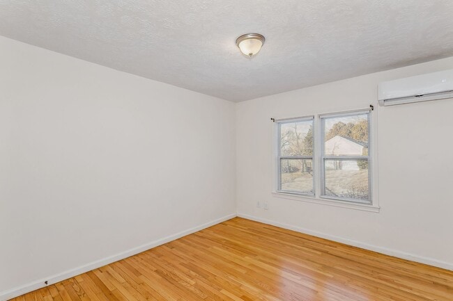 Building Photo - Bright and Spacious 2 Bedroom Duplex!