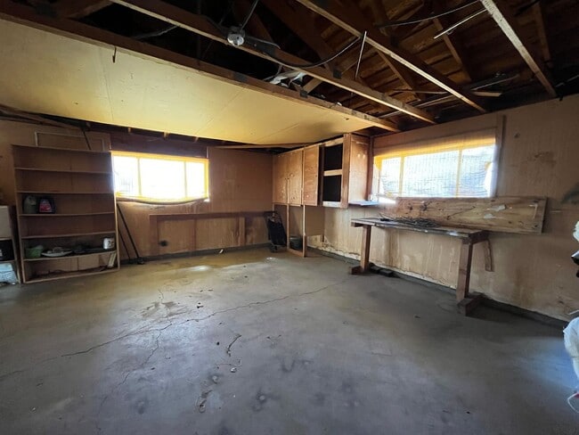 Building Photo - Home with Mountain Views