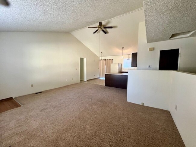 Building Photo - Spacious 2 Bedroom, 1.5 Bath Triplex in Cl...