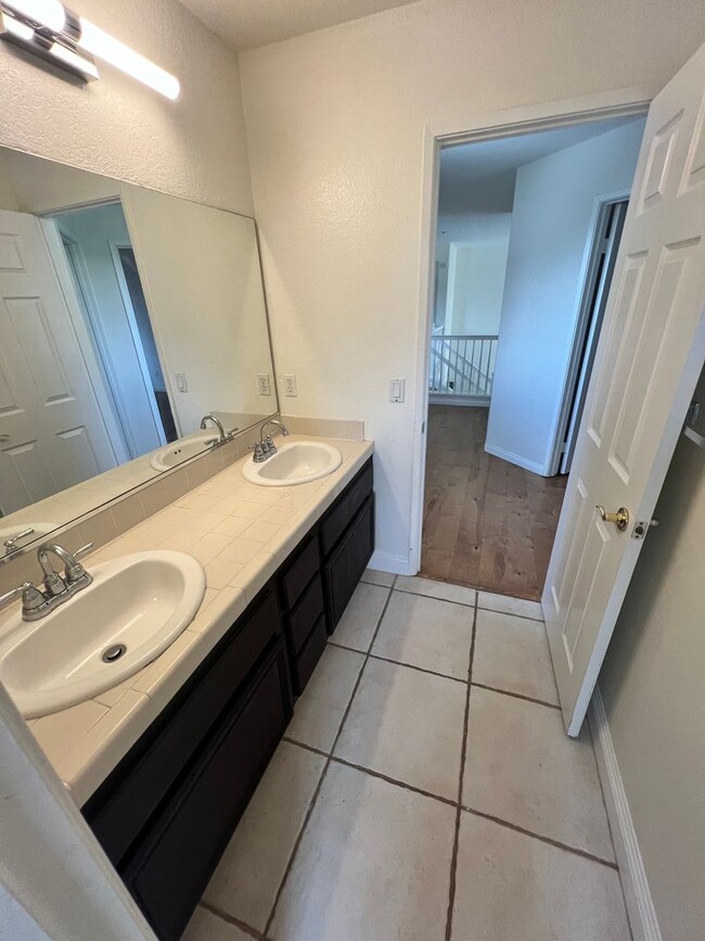 Building Photo - $4,500 - 4 Bed 2.5 Bath House located in G...