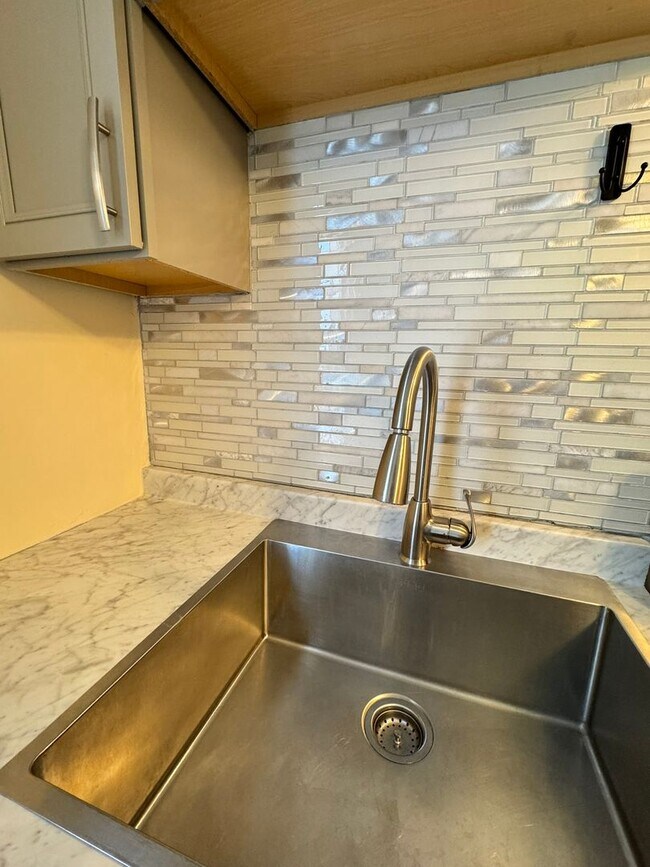 Building Photo - 301 N Catherine St