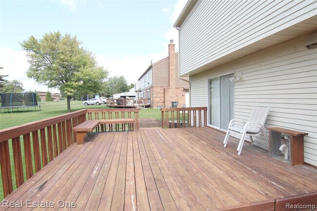 Building Photo - 5590 Greenbriar Dr