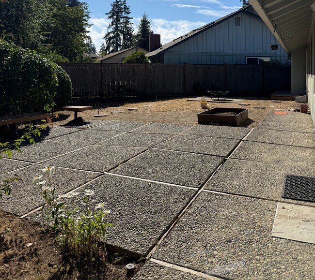 Building Photo - 4 Bed / 2.5 Bath Bellevue rambler $4,095/month