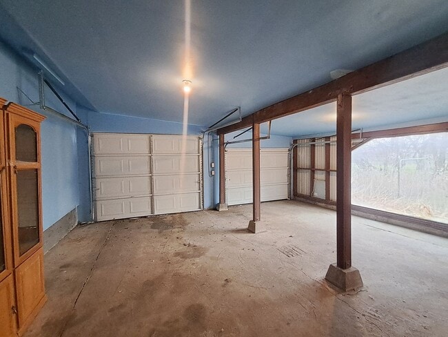 Building Photo - $2,200- 4 Bed / 2 Bath House on an Almost Acre Lot in Spokane Valley