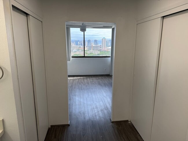 Building Photo - Renovated 1BR Condo in Downtown located in a secured building on the 25th floor