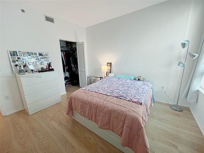 Building Photo - 950 Brickell Bay Dr