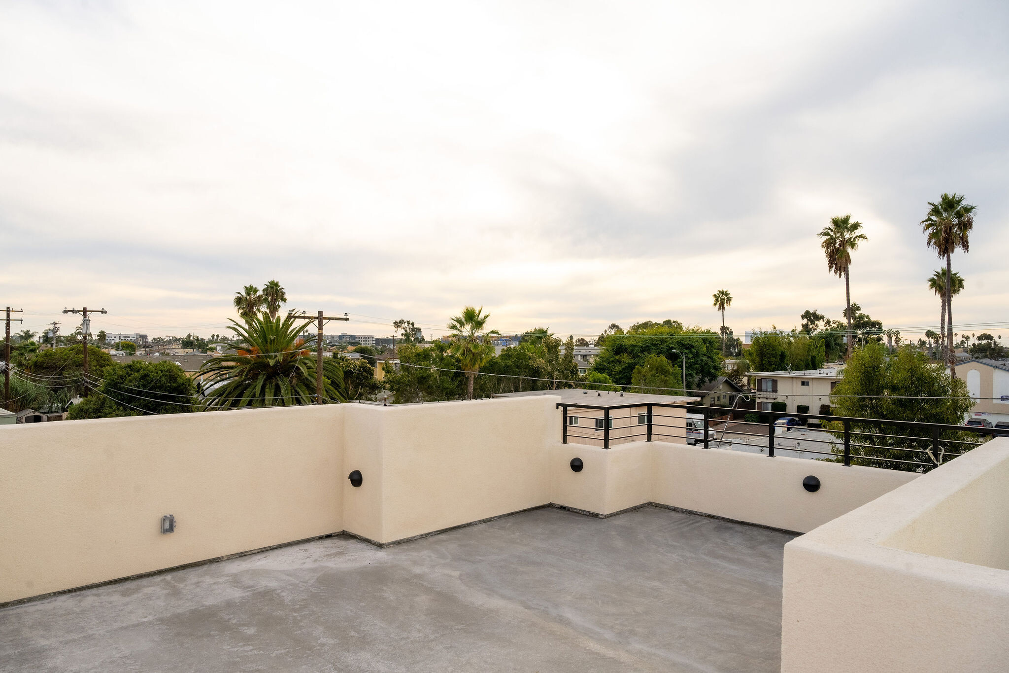 Private rooftop deck measuring 450 sq ft. - 4774 Bancroft St