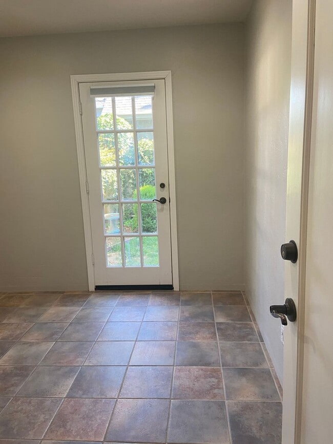 Building Photo - Cute 2 Bedroom Home in the College Neighbo...