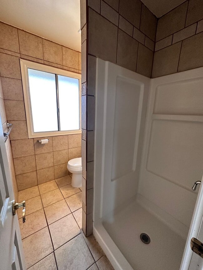 Building Photo - Cute 2 Bedroom Apartment!