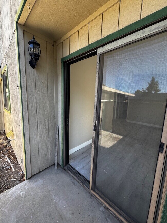 Building Photo - Newly Renovated 2-Bed, 2-Bath Condo at 3559 Guadalupe