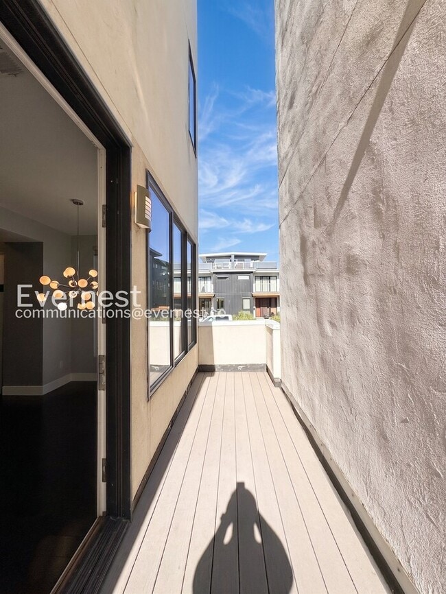 Building Photo - 3 Bed/3 Bath Townhome with Garage / Available Now!
